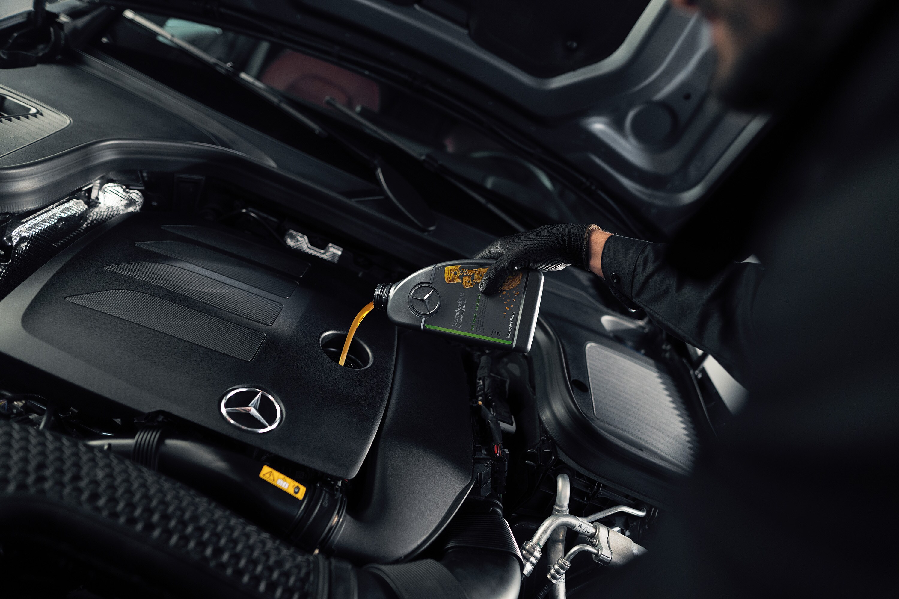 高級原廠機油 Mercedes-Benz技術人員加滿原廠引擎機油。